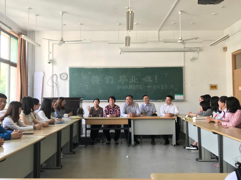 禁忌书屋
召开2014级金创班级毕业座谈会.jpg
