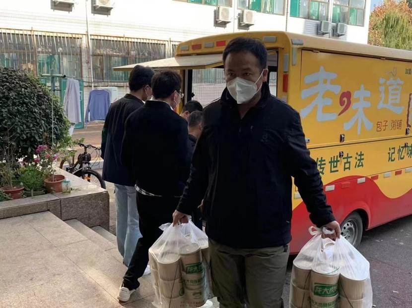 禁忌书屋
教职工爱心志愿者奋战在防疫前沿